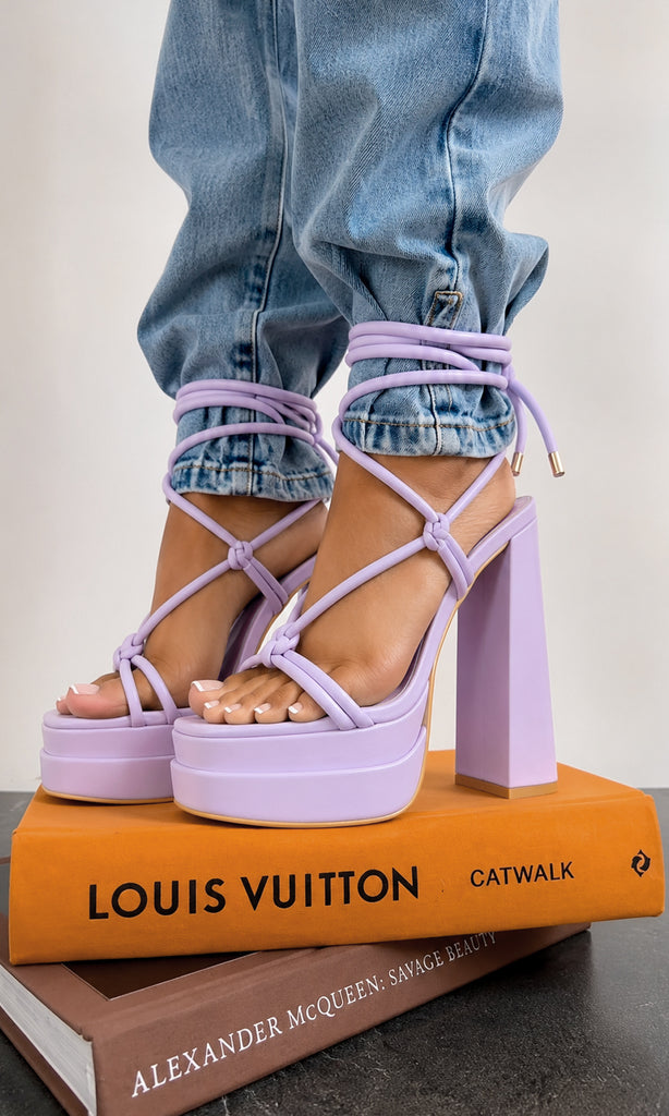 AFFIRM ZAPATILLAS MORADAS DE MAXI PLATAFORMA CON LACE-UP PARA COMBINAR CON PANTALON DE MEZCLILLA MIENTRAS PISA LIBROS DE MODA EN SESION 
