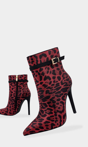 AFRICA BOTA AL TOBILLO ROJA CON TERMINACION PUNTIAGUDA Y DETALLE DE HEBILLA METALICA EN CINTA TALONERA HECHAS EN VINIPIEL DE ESTAMPADO ANIMAL PRINT