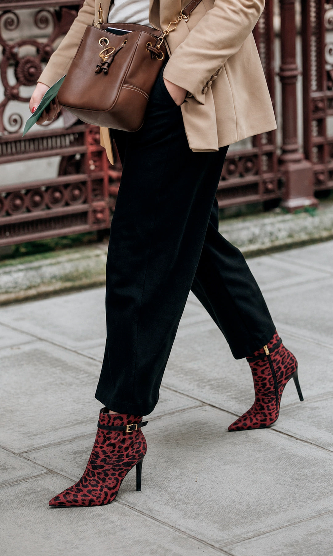 AFRICA CÓMO COMBINAR BOTINES ROJOS CON ESTAMPADO DE LEOPARDO PARA USAR A JUEGO CON PANTALON NEGRO Y BLAZER ARENA ENCIMA DE T-SHIRT BLANCA