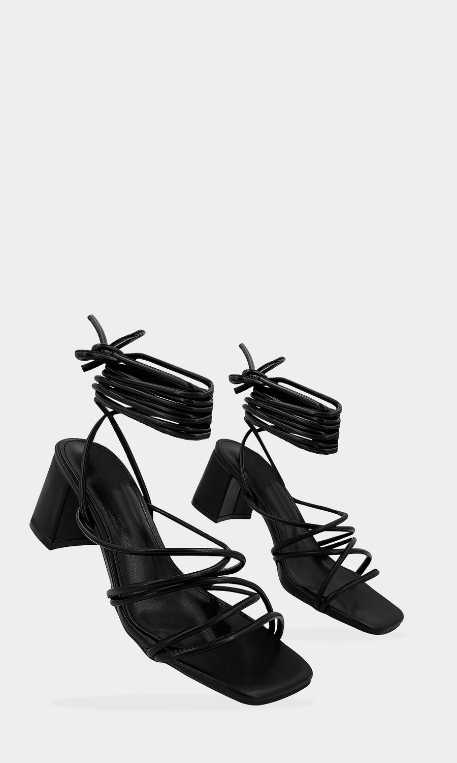 AISHA ZAPATILLAS NEGRAS DE TACON CUADRADO PARA COMBINARLOS CON FALDAS DE ANIMAL PRINT Y BLUSAS DE MANGA LARGA DE VINIPIEL 