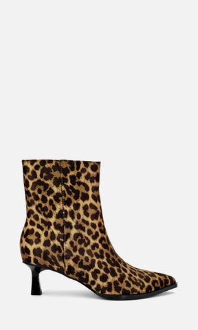 ALEXANDRA ANKLE BOOTS DE PUNTA CERRADA TERMINACIÓN PUNTIAGUDA PARA ALARGAR LAS PIERNAS Y TACÓN BAJO 