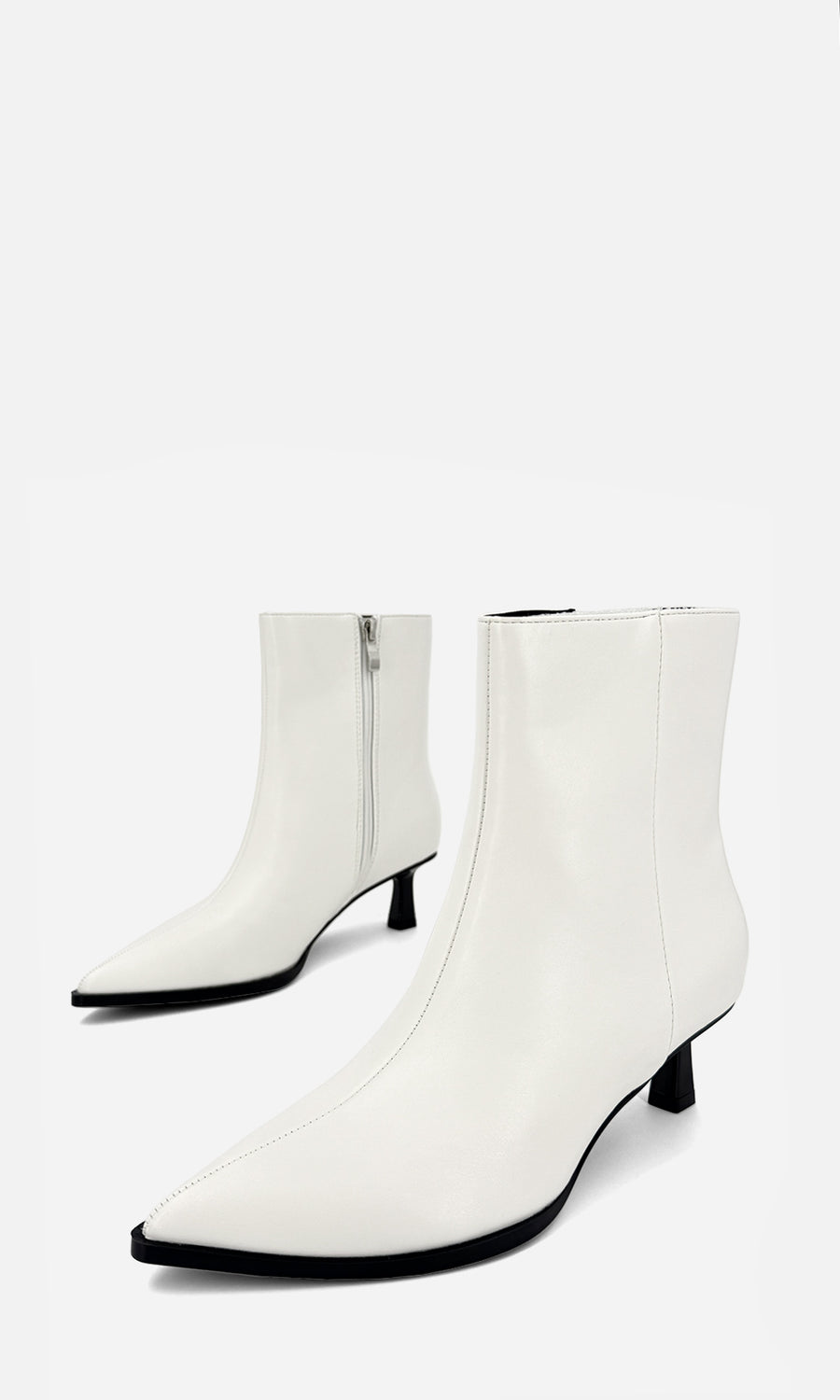  ALEXANDRA CHICA COMBINA BOTINES BLANCOS TACON BAJO CON VESTIDO LARGO ESTAMPADO DE CUADROS Y BOLSO ROSA DE MANO PARA VERSE FASHION
