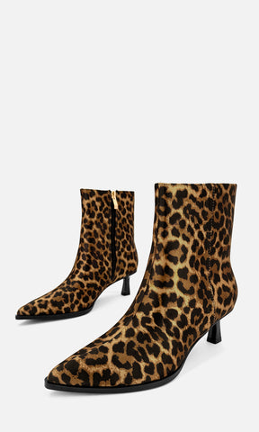 ALEXANDRA BOTINES CON ESTAMPADO DE LEOPARDO Y TACÓN DELGADO DE AGUJA 5.5 CM ACABADO SATIN DE PARA MUJER 