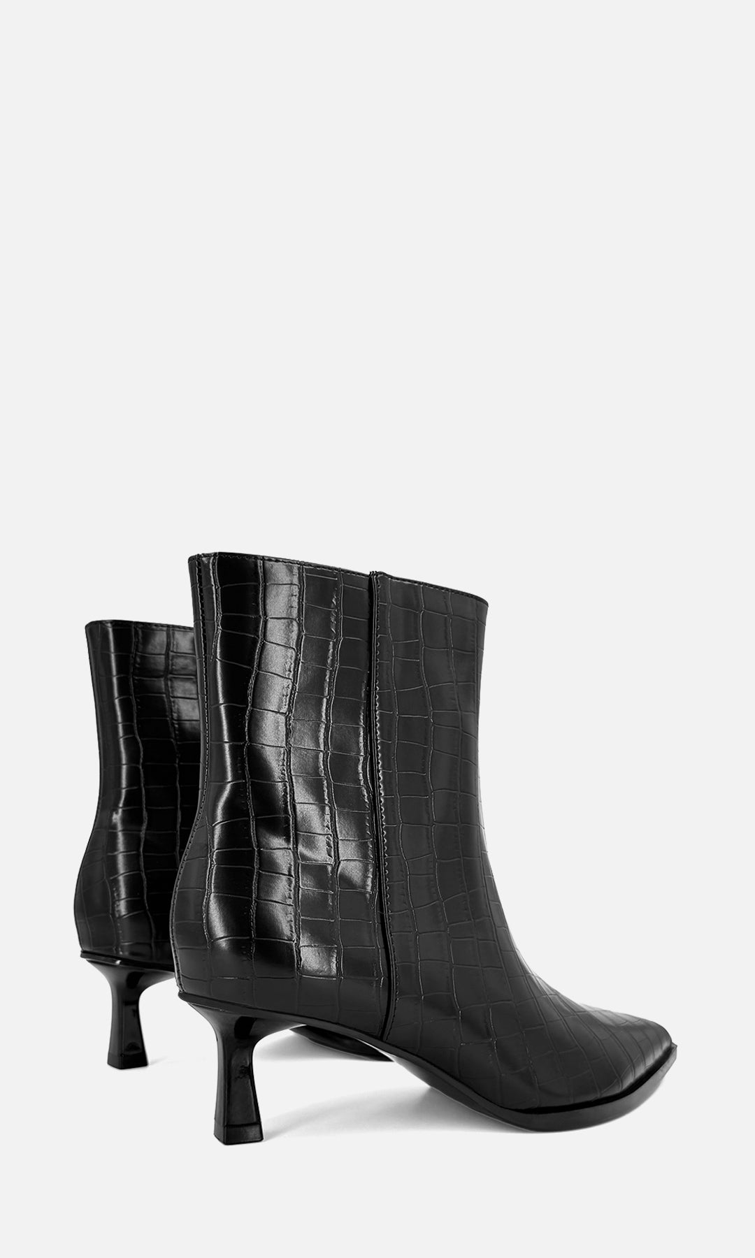 ALEXANDRA BOTINES NEGROS DE PUNTA CERRADA POINTY CON SUELA DELGADA CONFECCIONADOS EN VINIPIEL EFECTO COCODRILO Y TACÓN DE 5.5 CM 