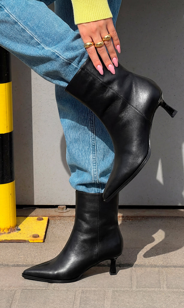 ALEXANDRA BOTINES NEGROS DE TACON KITTEN PARA COMBINAR CON PANTALON DE MEZCLILLA Y SUETER AMARILLO MIENTRAS USA UÑAS COLOR ROSA BABY