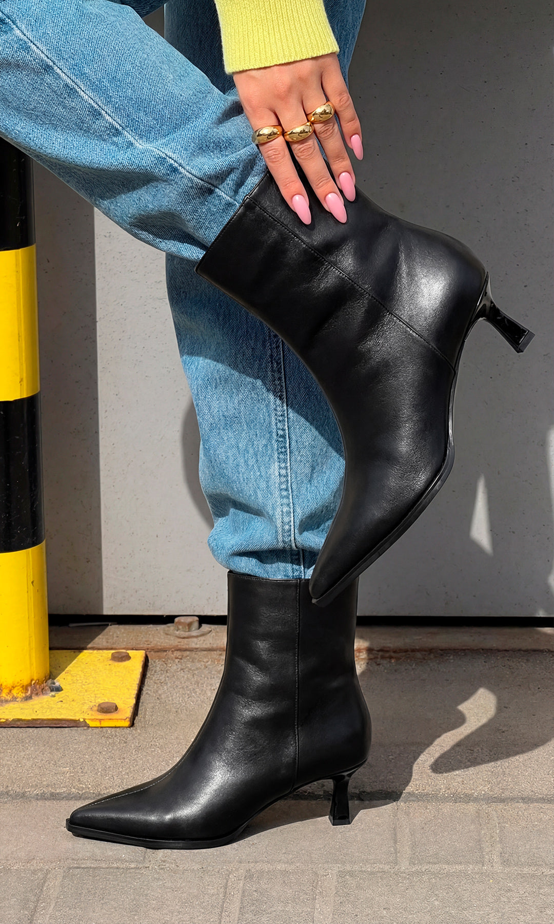 ALEXANDRA BOTINES NEGROS DE TACON KITTEN PARA COMBINAR CON PANTALON DE MEZCLILLA Y SUETER AMARILLO MIENTRAS USA UÑAS COLOR ROSA BABY