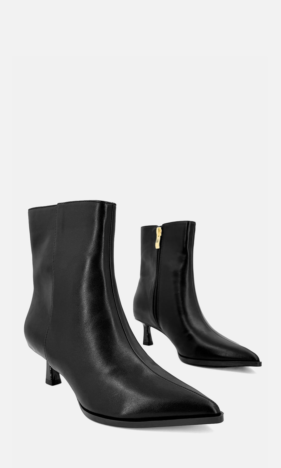ALEXANDRA BOTINES NEGROS DE TACON KITTEN PARA COMBINAR CON PANTALON DE MEZCLILLA Y SUETER AMARILLO MIENTRAS USA UÑAS COLOR ROSA BABY