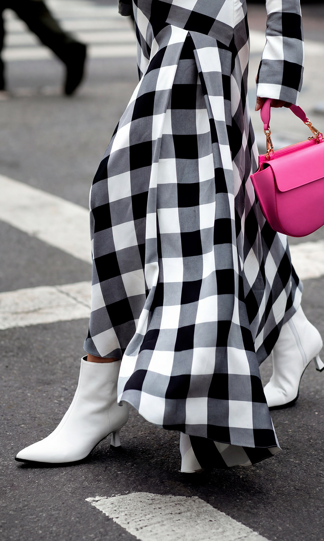  ALEXANDRA CHICA COMBINA BOTINES BLANCOS TACON BAJO CON VESTIDO LARGO ESTAMPADO DE CUADROS Y BOLSO ROSA DE MANO PARA VERSE FASHION