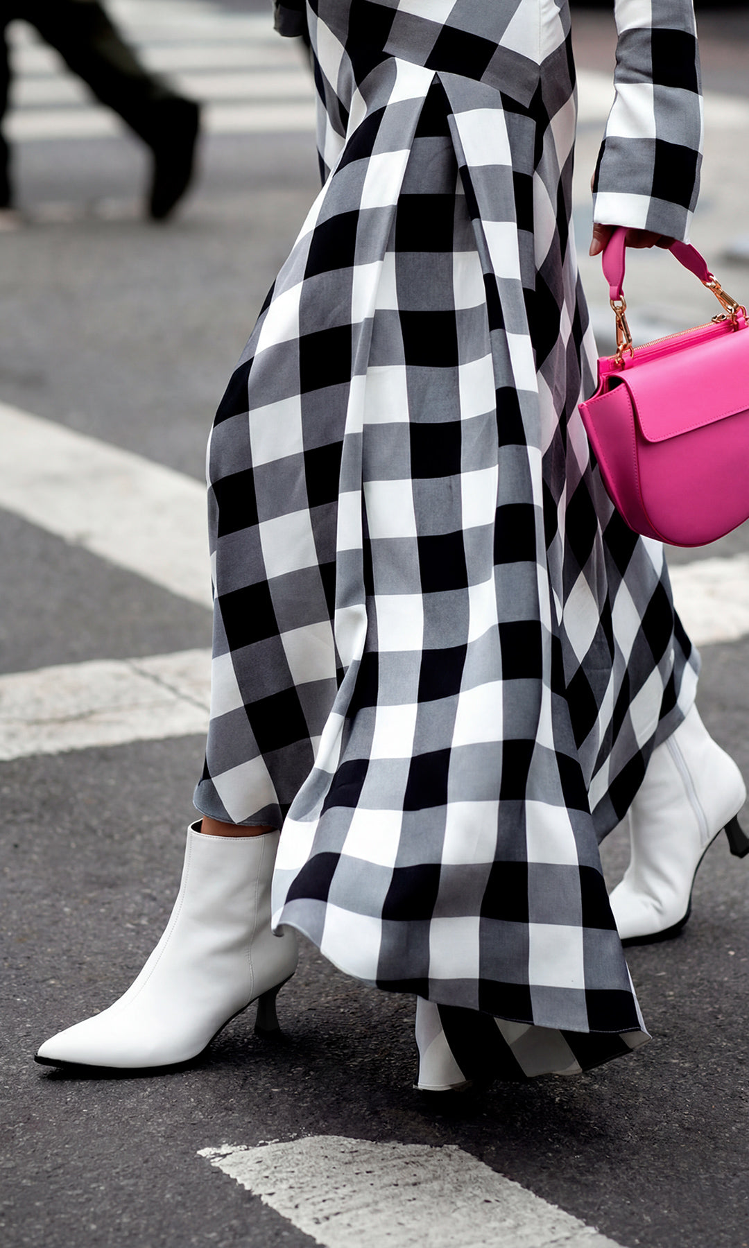  ALEXANDRA CHICA COMBINA BOTINES BLANCOS TACON PEQUEÑO CON VESTIDO LARGO ESTAMPADO DE CUADROS Y BOLSO ROSA DE MANO PARA VERSE FASHION