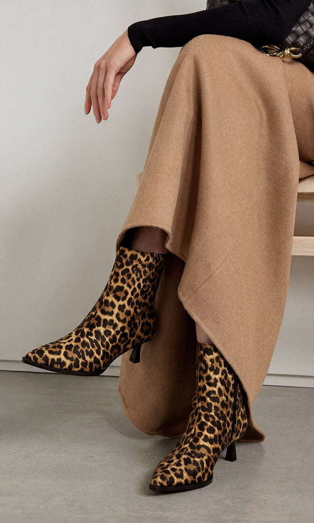 ALEXANDRA CÓMO COMBINAR BOTINES DE LEOPARDO TACON KITTEN CON FALDA LARGA COLOR CAFE Y BLUSA NEGRA CUELLO ALTO CON BOLSO