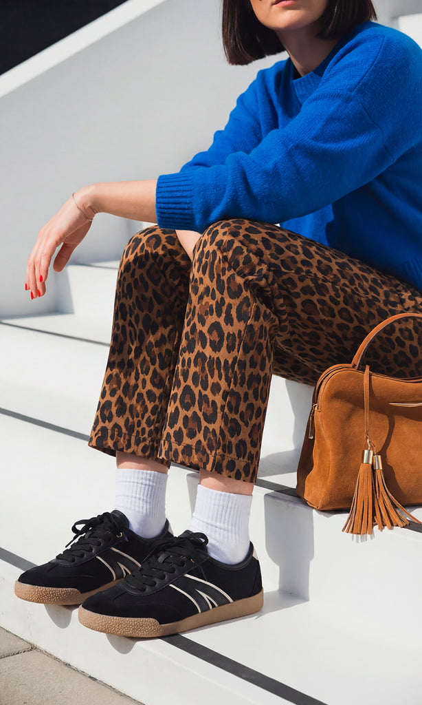 ALIX CÓMO COMBINAR PANTALON ESTAMPADO DE LEOPARDO CON SUETER AZUL CERULEO Y BOLSO CAMEL DE MANO PARA VERSE EN TENDENCIA
