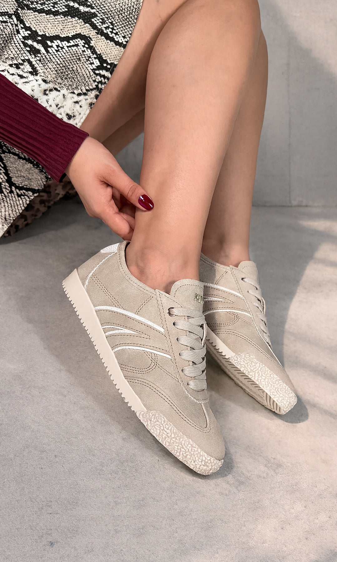 ALIX OUTFIT CHIC COMBINANDO TENIS COLOR NUDE CON FALDA CORTA DE ESTAMPADO SNAKE Y BLUSA BURGUNDY PARA VERSE TRENDY