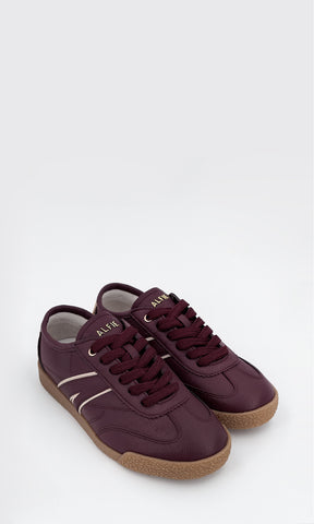 ALIX SNEAKERS COLOR ROJO VINO HECHOS EN CUERO SINTETICO CON AGUJETAS CRUZADAS AL FRENTE Y SUELA CAMEL DE 2 CM CON ACABADO DE GOMA PARA DAMA