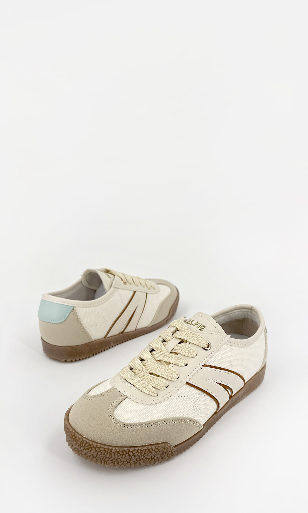 ALIX TENIS COLOR NUDE CON DETALLES MULTICOLOR Y SUELA COLOR CAMEL DE 2 CM CON AGUJETAS CRUZADAS AL FRENTE PARA USAR CON JEANS