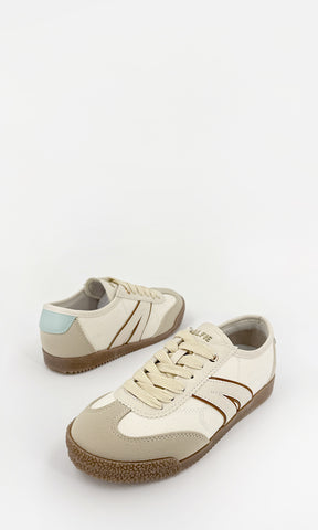 ALIX TENIS COLOR NUDE CON DETALLES MULTICOLOR Y SUELA COLOR CAMEL DE 2 CM CON AGUJETAS CRUZADAS AL FRENTE PARA USAR CON JEANS