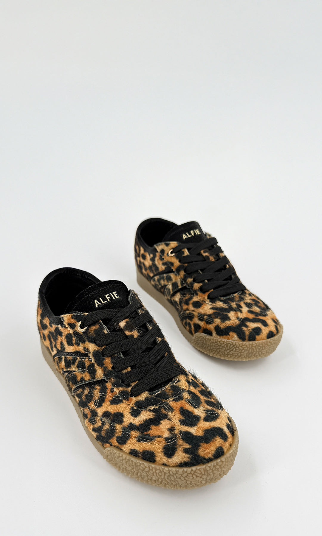 ALIX TENIS PLANOS DE ANIMAL PRINT EN TENDENCIA CON AGUJETAS NEGRAS CRUZADAS AL FRENTE CONFECCIONADOS EN FELPA ESTAMPADA PARA MUJER