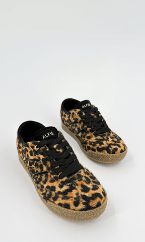 ALIX TENIS PLANOS DE ANIMAL PRINT EN TENDENCIA CON AGUJETAS NEGRAS CRUZADAS AL FRENTE CONFECCIONADOS EN FELPA ESTAMPADA PARA MUJER