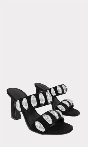 AMALIA SANDALIAS NEGRAS CONFECCIONADAS EN GAMUZA CON DETALLES PLATEADOS EN FORMA DE MEDIO CIRCULO CON TACON DE 8.5 CM PARA MUJER