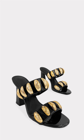 AMALIA ZAPATILLAS NEGRAS DE CHAROL SLIP ON CON PUNTA ABIERTA ALMENDRADA Y APLICACIONES DORADAS EN FORMA DE GOTA EN STRAPS AL FRENTE CON TACON KITTEN