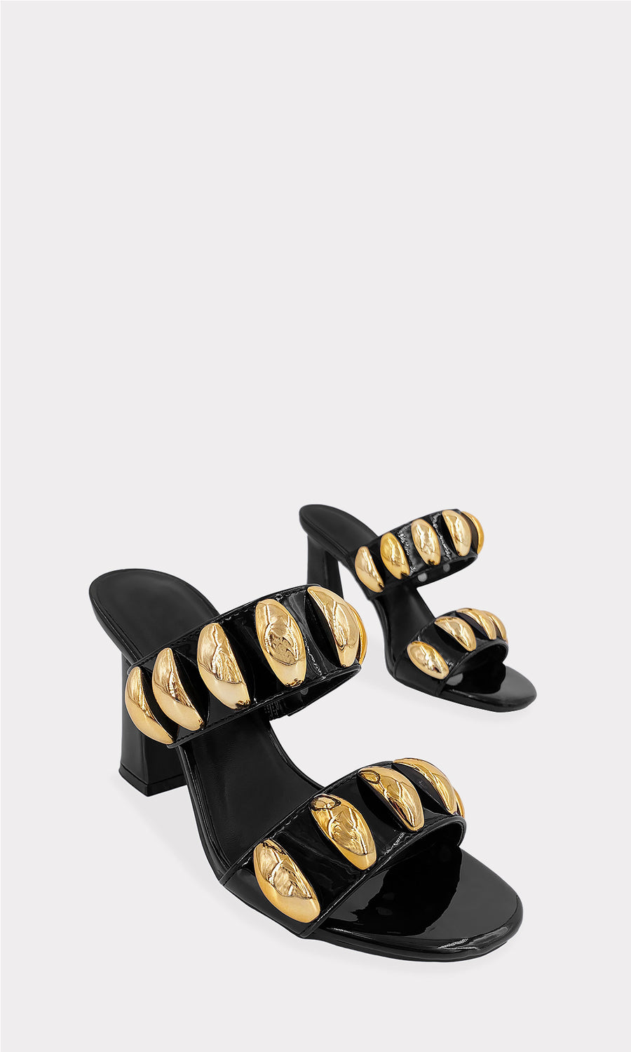 AMALIA COMO COMBINAR ENTERIZO DE CUELLO ALTO ESTAMPADO DE LEOPARDO CON ZAPATILLAS NEGRAS DE CHAROL PARA VERSE SEXY EN CITAS