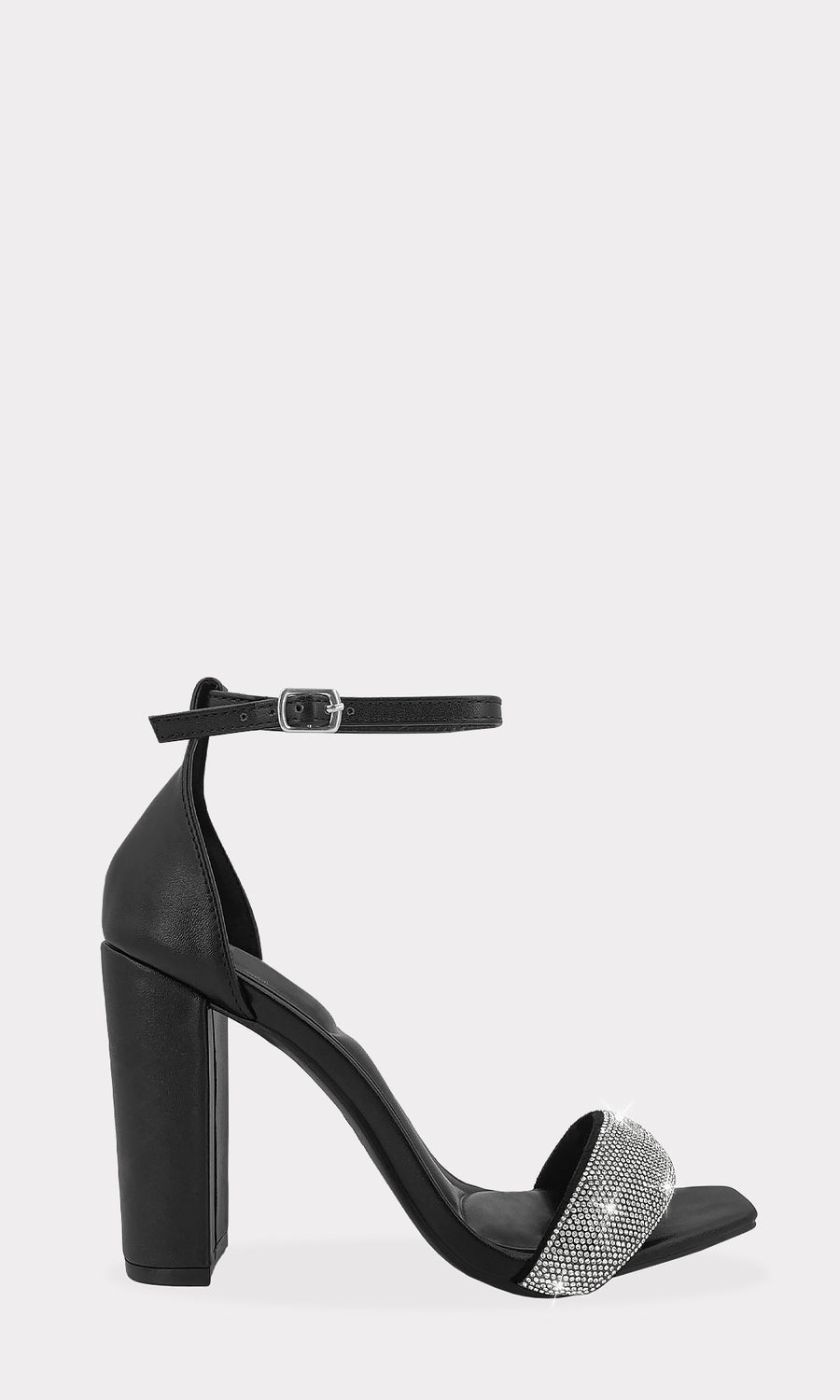 AMARA CHICA COMBINA ZAPATILLAS NEGRAS CON BRILLOS Y VESTIDO PLATEADO DE LENTEJUELAS PARA VERSE FASHION EN FIESTAS DE SALON