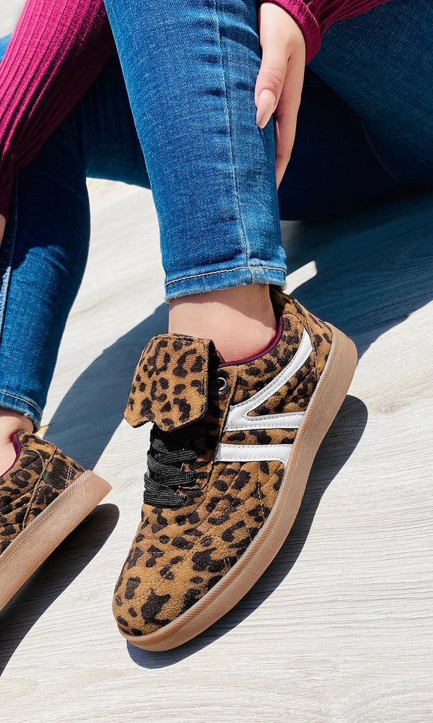 AMARIS COMO COMBINAR SNEAKERS DE LEOPARDO QUE ESTAN DE MODA CON SKINNY JEANS Y BLUSA COLOR VINO PARA VERSE CASUAL-CHIC