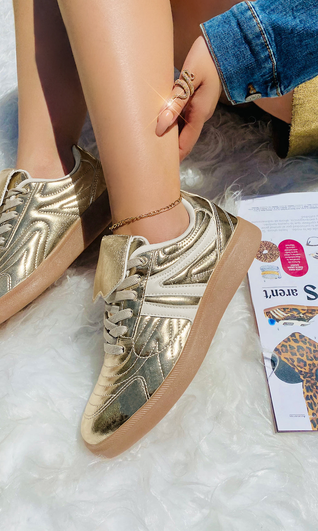 AMARIS FASHION GIRL COMBINA SNEAKERS DORADOS CON FALDA CORTA DEL MISMO TONO Y CHAMARRA DE MEZCLILLA PARA LUCIR URBANA