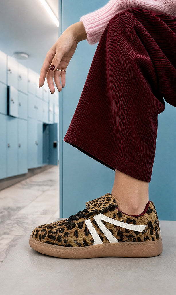 AMARIS FASHION LOOK USANDO PANTALON COLOR BURGUNDY CON SUETER ROSA MIENTRAS LUCE SNEAKERS ESTAMPADO DE LEOPARDO PARA VERSE CHIC 