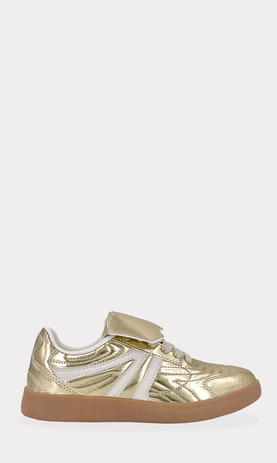 AMARIS FASHION GIRL COMBINA SNEAKERS DORADOS CON FALDA CORTA DEL MISMO TONO Y CHAMARRA DE MEZCLILLA PARA LUCIR URBANA
