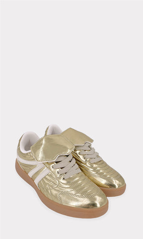 AMARIS TENIS DORADOS DE CUERO SINTETICO CON FRANJAS BLANCAS AL COSTADO Y SUELA CAFE DE 2.5 CM PARA MUJER CON AGUJETAS CRUZADAS AL FRENTE