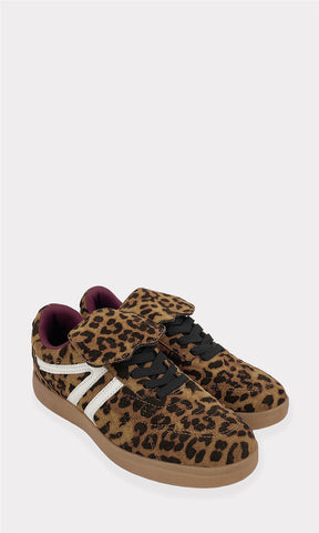 AMARIS TENIS DE LEOPARDO CON ACABADO DE GAMUZA Y FRANJAS BLANCAS AL COSTADO CON AGUJETAS NEGRAS PARA USAR EN LOOK CASUAL