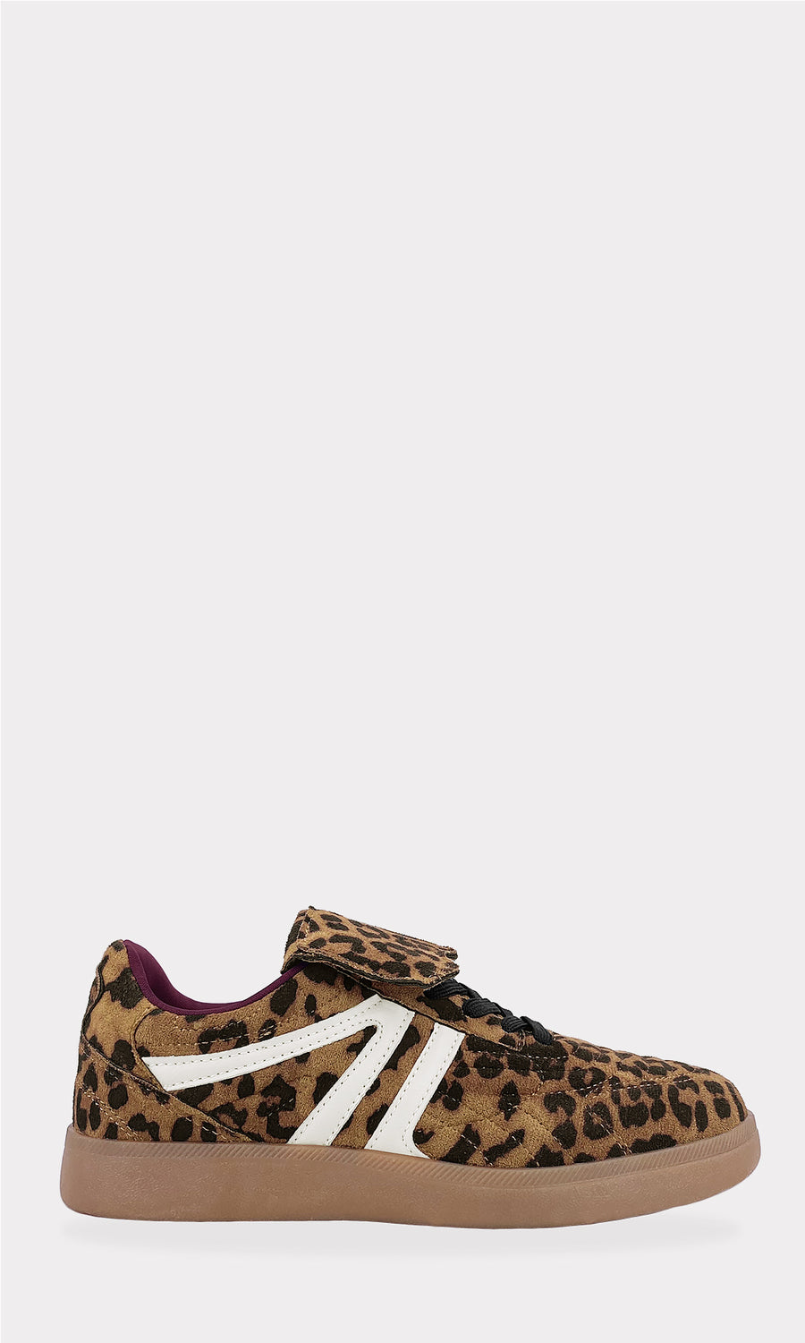 AMARIS COMO COMBINAR SNEAKERS DE LEOPARDO QUE ESTAN DE MODA CON SKINNY JEANS Y BLUSA COLOR VINO PARA VERSE CASUAL-CHIC