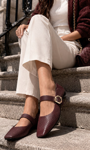 AMAZONA CHICA USA ZAPATOS MARY JANE COLOR ROJO VINO CON PANTALON BLANCO Y SUETER ENCIMA DE TOP CUELLO DE TORTUGA PARA LUCIR CHIC