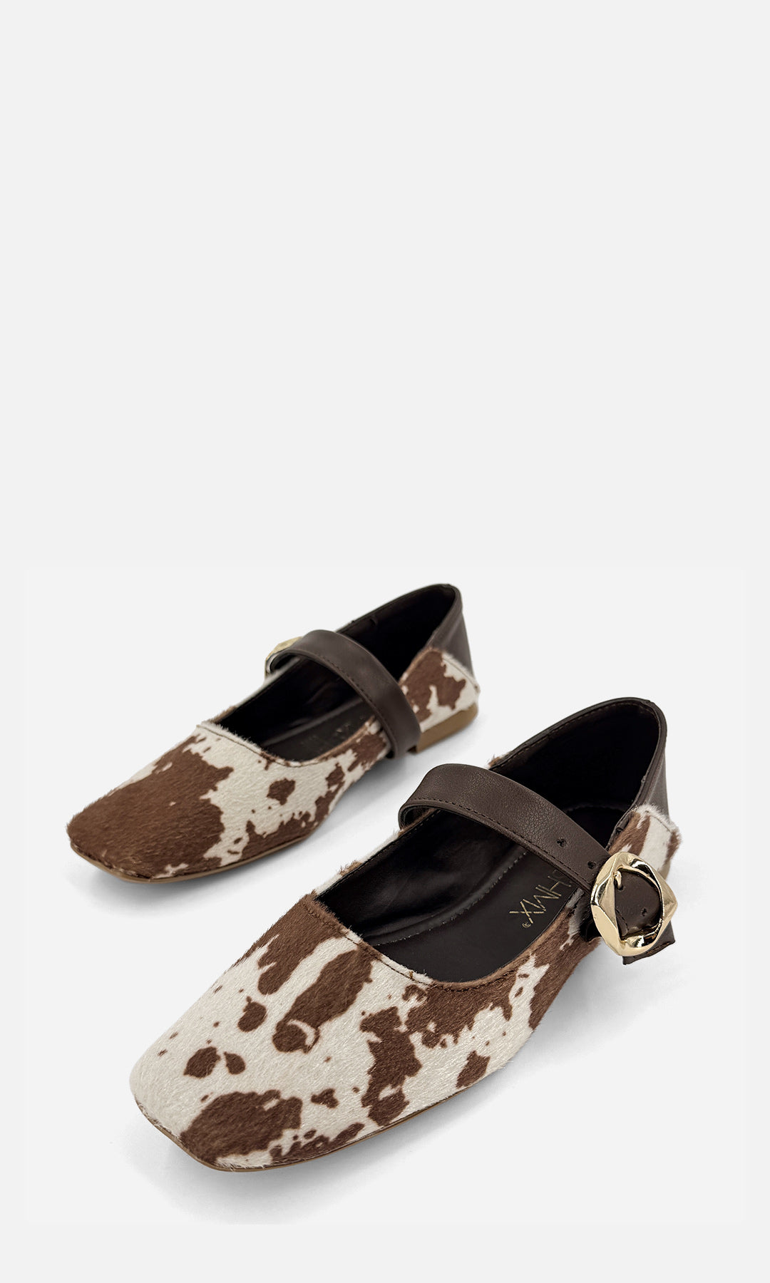 AMAZONA ZAPATOS DE PUNTA CUADRADA CONFECCIONADOS EN FELPA CON ESTAMPADO DE VACA TIPO MARY JANE CON HEBILLA DORADA EN CORREA