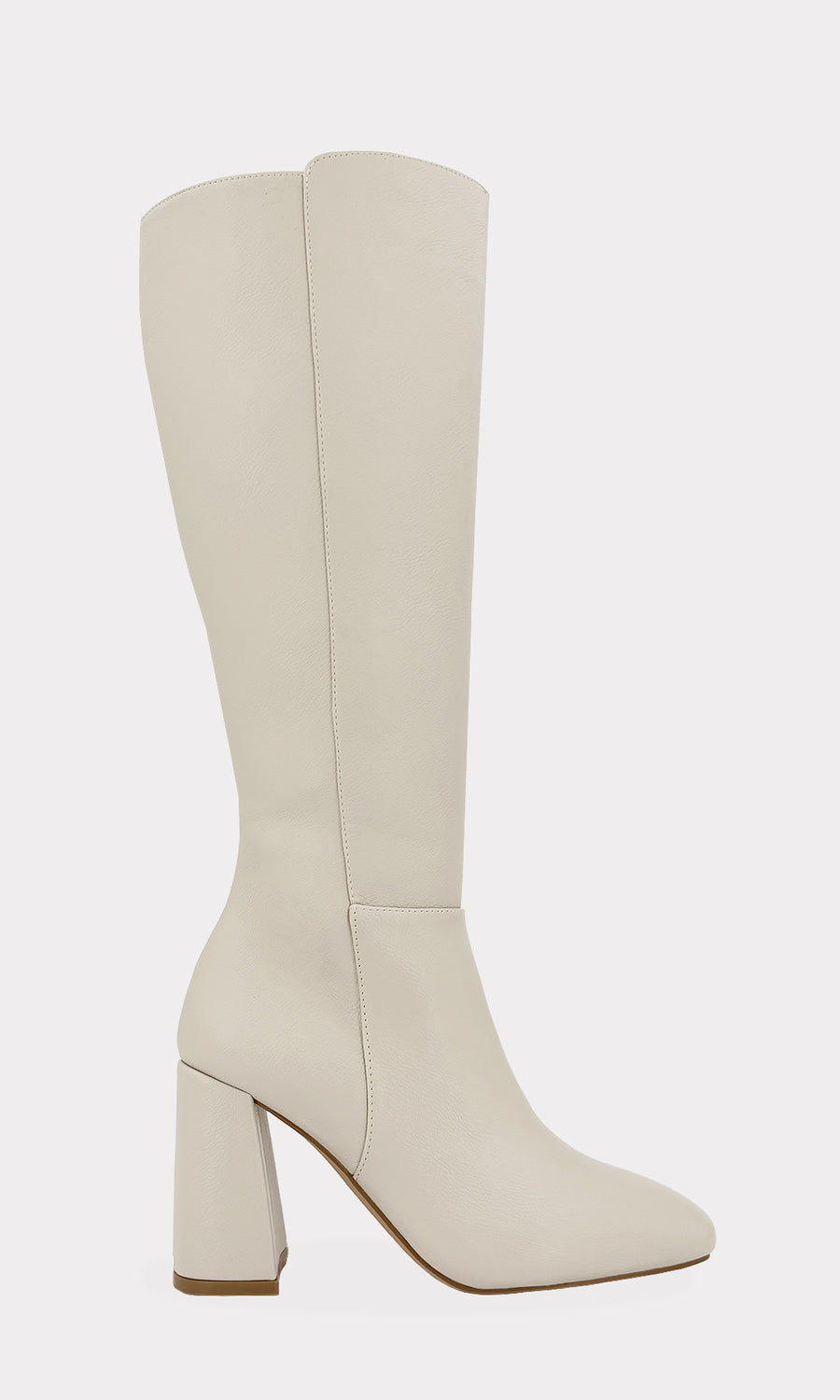 AMBER COMO COMBINAR BOTAS BLANCO MARFIL ABJAO DE LA RODILLA CON FALDA SNAKE Y BLUSA CAFE PARA USAR EN OTOÑO DURANTE EL TRABAJO