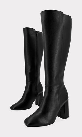 AMBER BOTA ALTA NEGRA CON TACON BAJO DE 8.5 CM Y TERMINACION SEMI CUADRADA HECHAS EN VINIPIEL PARA USAR EN LA OFICINA CON LOOKS CASUALES
