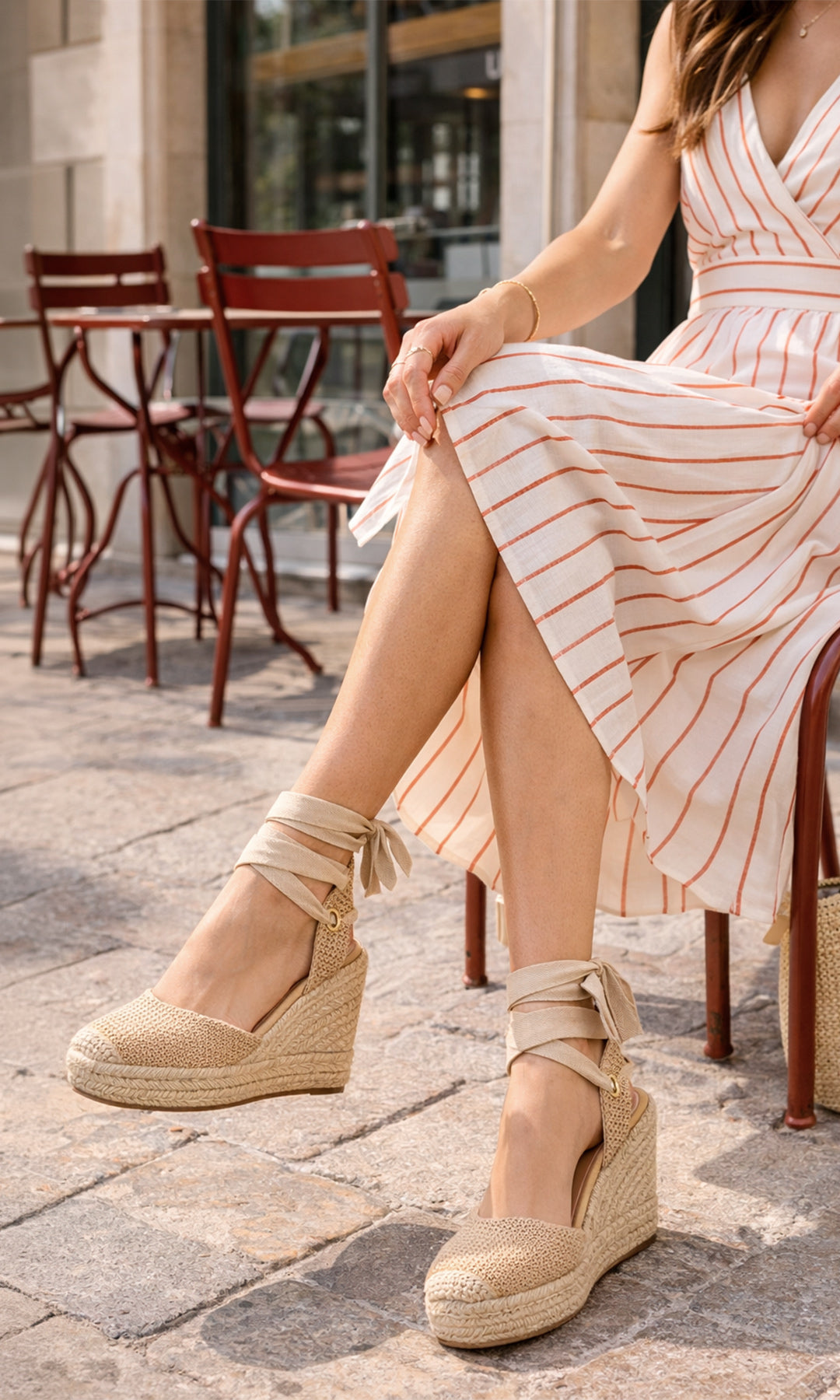 AMELIE CHICA COMBINA SANDALIAS NUDE DE YUTE TACON CORRIDO CON VESTIDO LARGO ESCOTE V Y ESTAMPADO DE RAYAS A JUEGO CON BOLSO DE MANO
