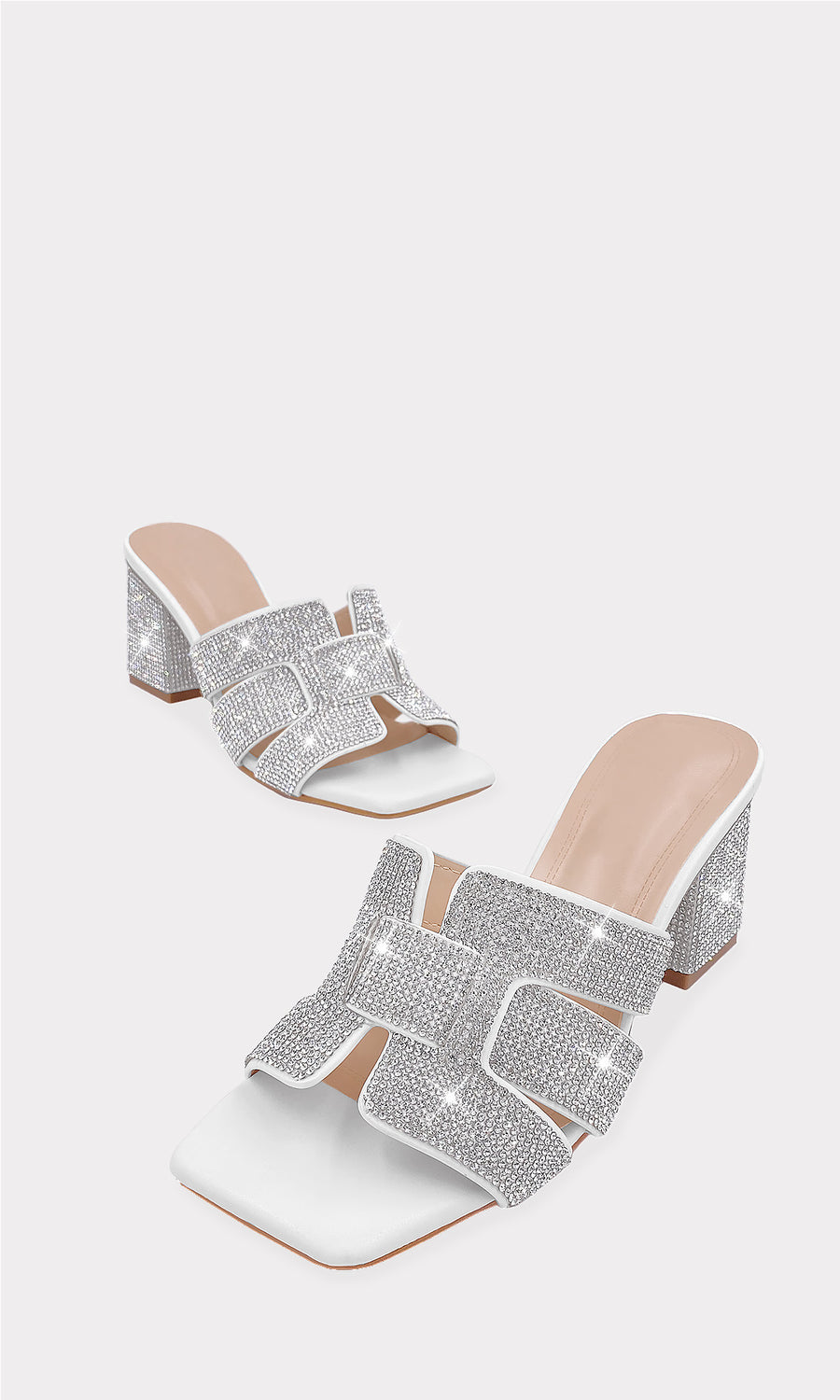 AMELISSE CHICA COMBINA ZAPATILLAS MULES BLANCAS DE BRILLOS CON VESTIDO CORTO DE MESH AZUL Y BOLSO PARA VERSE CHIC