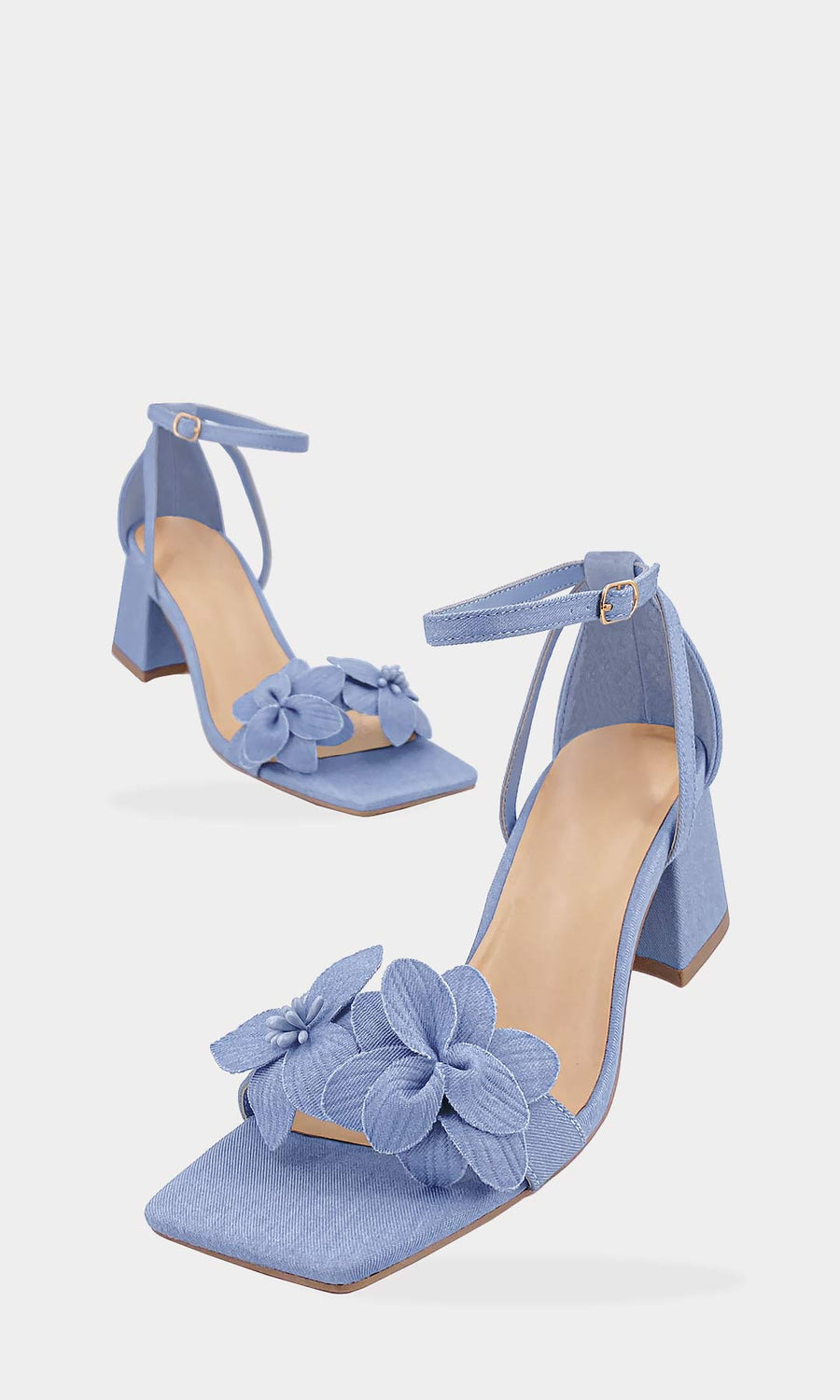 ANNY CHICA USA SANDALIAS AZUL MEZCLILLA CON FLORES COMBINADAS CON FALDA DE MEZCLILLA Y BLUSA BLANCA  PARA LLEVAR A UN BRUNCH 
