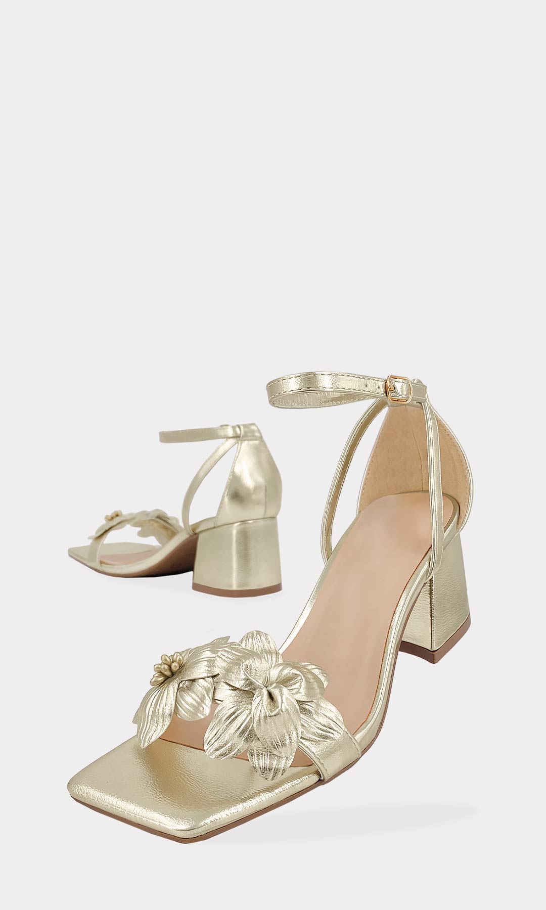 ANNY ZAPATILLAS DORADAS HECHAS EN VINIPIEL METALICA CON FLORES 3D EN STRAP AL FRENTE SOBRE LOS DEDOS DE PULSERA TOBILLERA Y PUNTA CUADRADA PARA CHICA