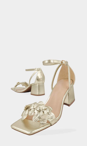 ANNY ZAPATILLAS DORADAS HECHAS EN VINIPIEL METALICA CON FLORES 3D EN STRAP AL FRENTE SOBRE LOS DEDOS DE PULSERA TOBILLERA Y PUNTA CUADRADA PARA CHICA