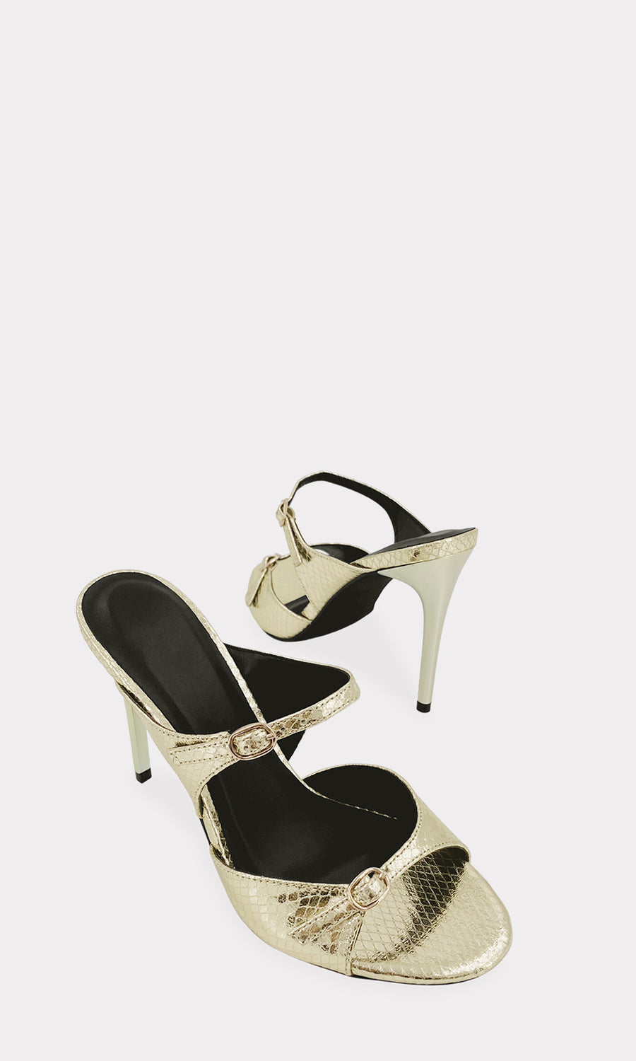 ANYA COMO COMBINAR ZAPATILLAS DORADAS DE AGUJA CON FALDA DEL MISMO COLOR Y BLUSA NEGRA PARA LUCIR SEXY EN SALIDAS AL ANTRO