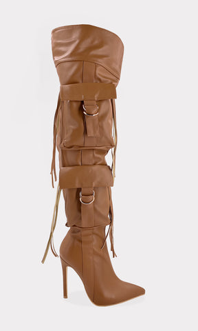 ARMY BOTAS ARRIBA DE LA RODILLA PUNTIAGUDAS DE TACON ALTO Y DOS BOLSOS CON FLECOS QUE SE MUEVEN AL CAMINAR PARA DAMA