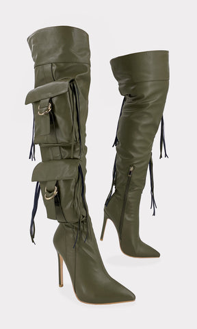 ARMY BOTAS COLOR VERDE OLIVO CONFECCIONADAS EN CUERO SINTETICO CON DOS BOLSAS AL COSTADO Y FLECOS QUE SE MUEVEN AL CAMINAR PARA MUJER