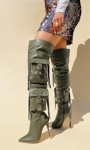 ARMY OUTFIT PARA USAR EN SALIDAS NOCTURNAS LUCIENDO BOTAS LARGAS COLOR VERDE OLIVO CON FALDA DE LENTEJUELAS Y BLUSA BLANCA