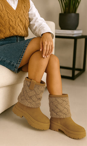 ASPEN OUTFIT PARA LUCIR FASHION EN OTOÑO COMBINANDO BOTAS CAMEL TEJIDAS CON FALDA DE MEZCLILLA Y BLUSA BLANCA ENCIMA DE CHALECO