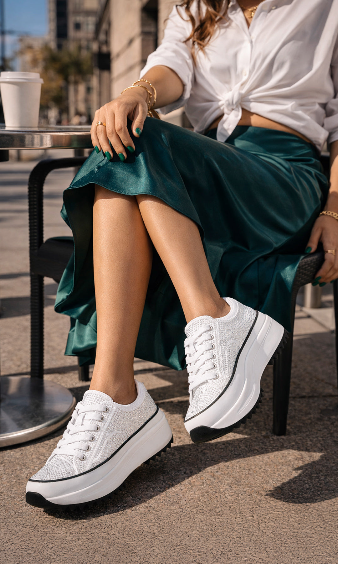 ASTRAL CÓMO COMBINAR TENIS BLANCOS DE PLATAFORMA CON BRILLOS Y FALDA VERDE A JUEGO DE BLUSA BLANCA PARA LUCIR CASUAL-CHIC