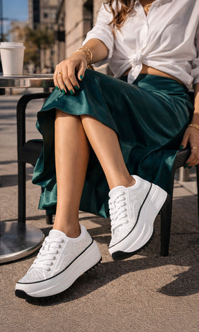 ASTRAL CÓMO COMBINAR TENIS BLANCOS DE PLATAFORMA CON BRILLOS Y FALDA VERDE A JUEGO DE BLUSA BLANCA PARA LUCIR CASUAL-CHIC