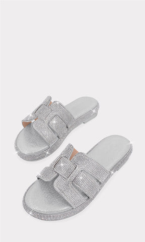 ATLANTA SANDALIAS PLATEADAS DE PUNTA ABIERTA CUBIERTAS DE BRILLOS EN STRAP ANCHO ARRIBA DE LOS DEDOS Y EN SUELA PLANA DE 1 CM PARA USAR EN VERANO
