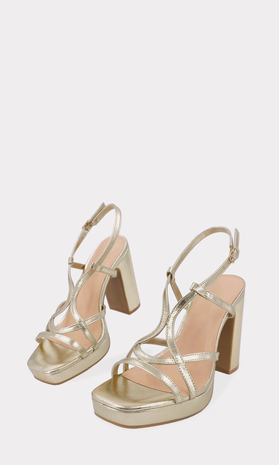 AURORA IT GIRL COMBINA ZAPATILLAS DORADAS DE PLATAFORMA CON VESTIDO ENTALLADO DE ESTAMPADO TIE DYE Y PULSERAS TOBILLERAS PARA VERSE CHIC